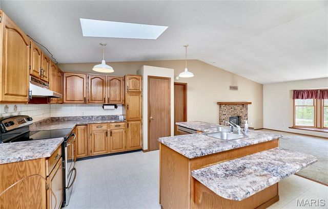 197 White Oak Trail, Winfield, MO 63389