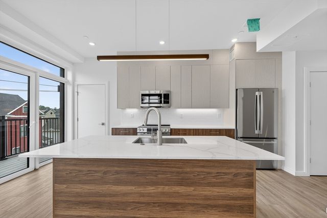 13 Warwick St 302, Somerville, MA 02144