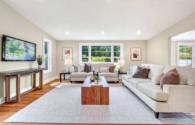 28 Fieldstone Dr, Burlington, MA 01803