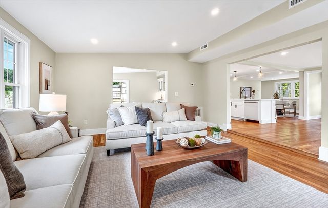 28 Fieldstone Dr, Burlington, MA 01803