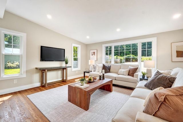 28 Fieldstone Dr, Burlington, MA 01803