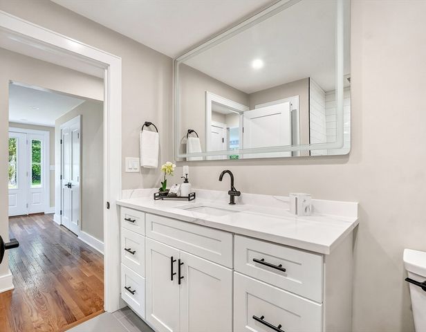 28 Fieldstone Dr, Burlington, MA 01803