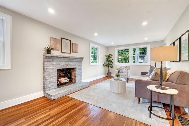 28 Fieldstone Dr, Burlington, MA 01803