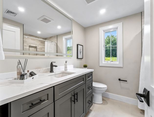 28 Fieldstone Dr, Burlington, MA 01803