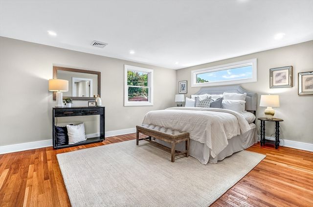 28 Fieldstone Dr, Burlington, MA 01803
