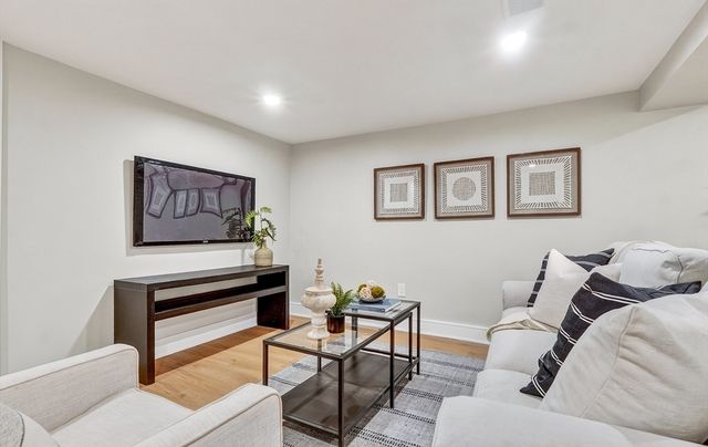 28 Fieldstone Dr, Burlington, MA 01803