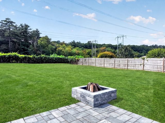 28 Fieldstone Dr, Burlington, MA 01803