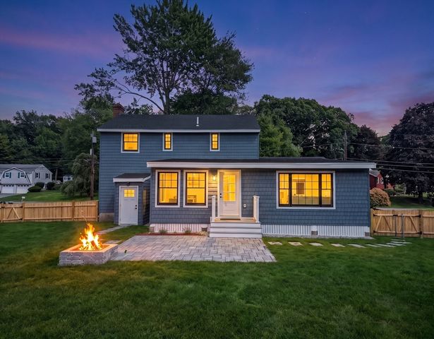 28 Fieldstone Dr, Burlington, MA 01803