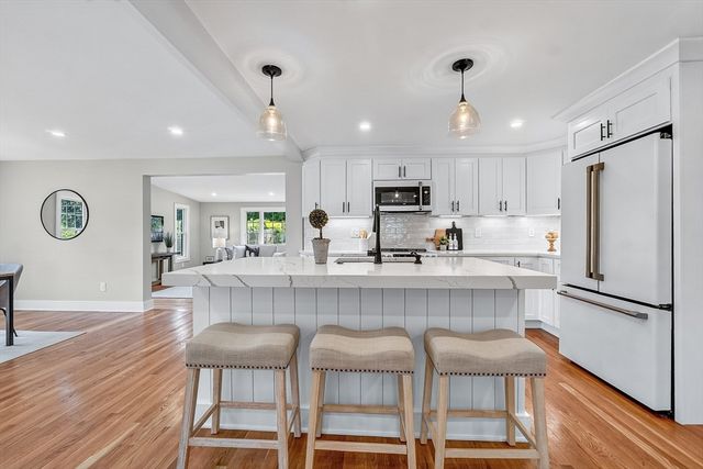 28 Fieldstone Dr, Burlington, MA 01803
