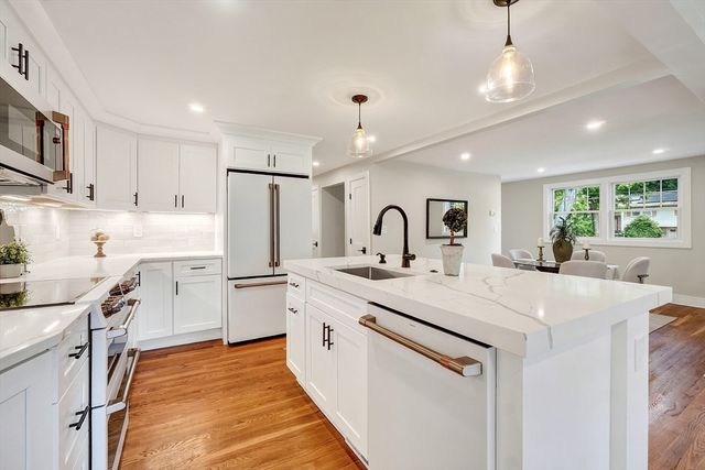 28 Fieldstone Dr, Burlington, MA 01803