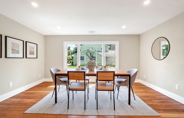 28 Fieldstone Dr, Burlington, MA 01803