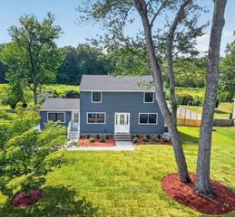 28 Fieldstone Dr, Burlington, MA 01803