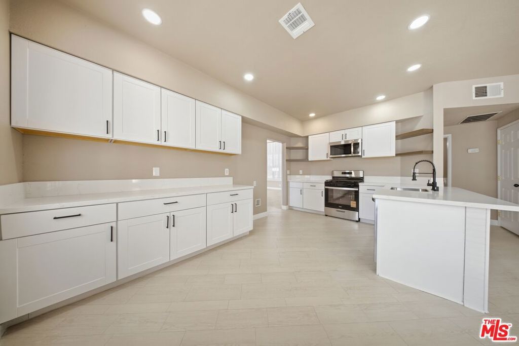 Image 32 of property listing at 38855 Calistoga Street, Palmdale, CA 93551