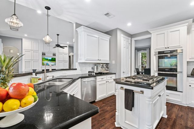 177 Somerton Drive, Montgomery, TX 77356