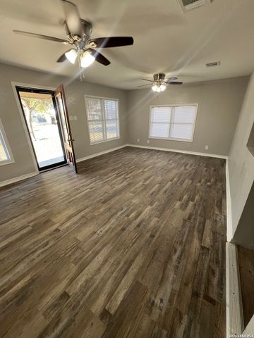 909 W Crockett, Beeville, TX 78102