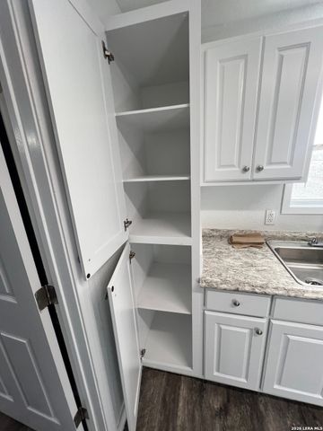 909 W Crockett, Beeville, TX 78102