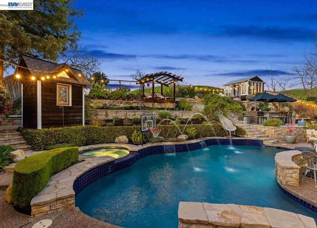 976 Richard Ln, Danville, CA 94526