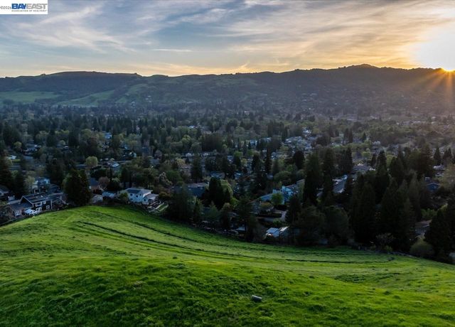 976 Richard Ln, Danville, CA 94526