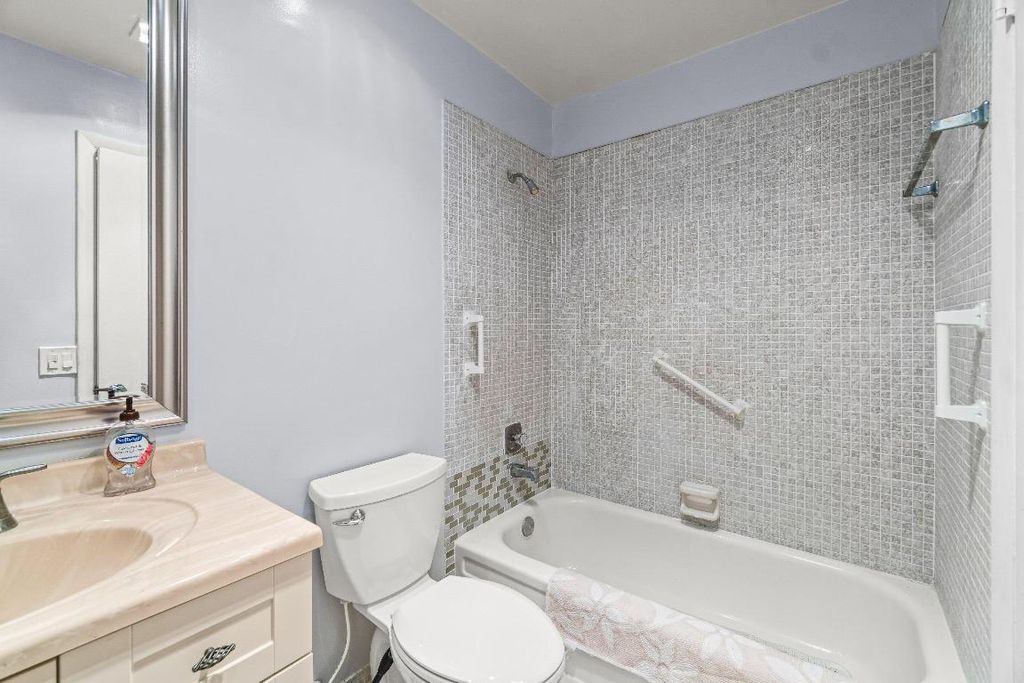 Image 15 of property listing at 410 Saxony I, Delray Beach, FL 33446