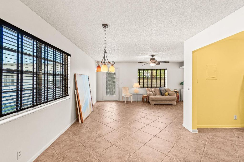 Image 5 of property listing at 410 Saxony I, Delray Beach, FL 33446