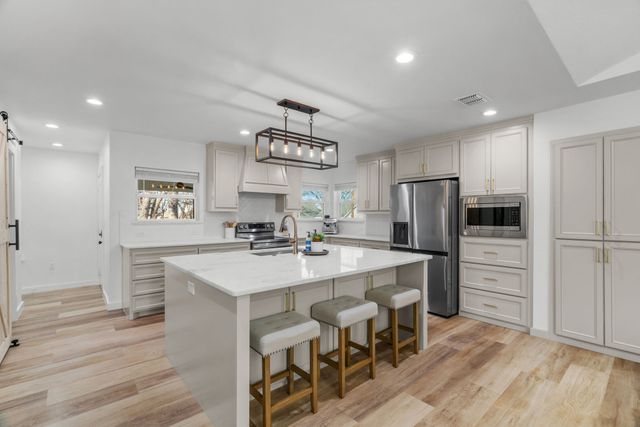 1021 Poe Street, Azle, TX 76020