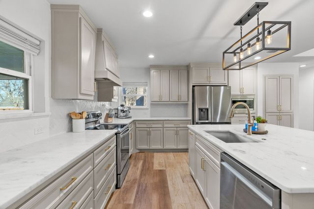 1021 Poe Street, Azle, TX 76020