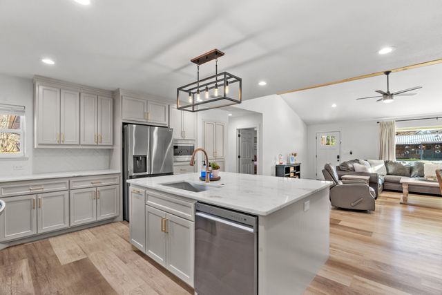 1021 Poe Street, Azle, TX 76020