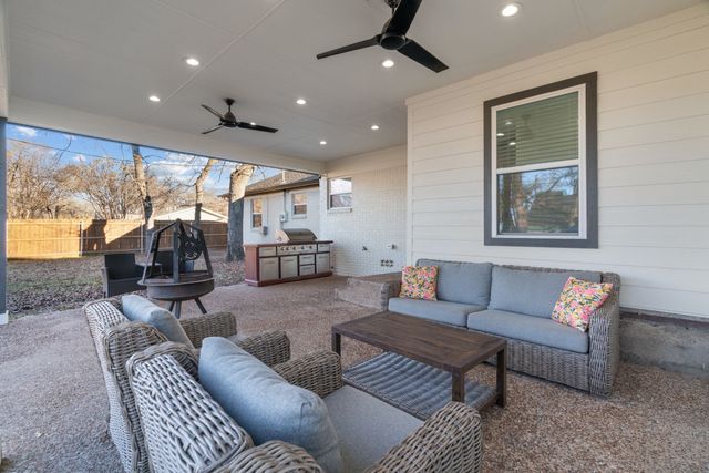 1021 Poe Street, Azle, TX 76020