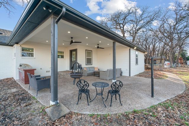 1021 Poe Street, Azle, TX 76020