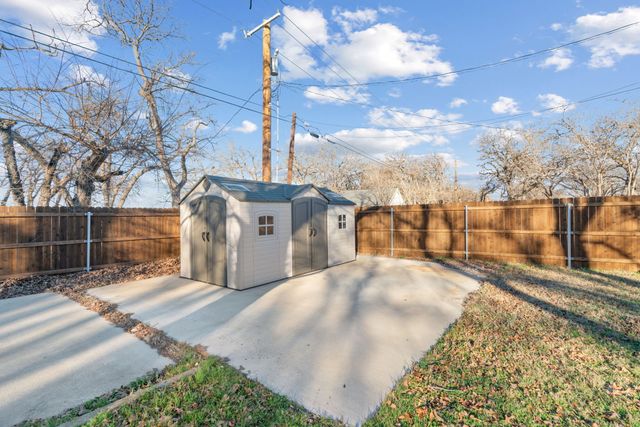 1021 Poe Street, Azle, TX 76020