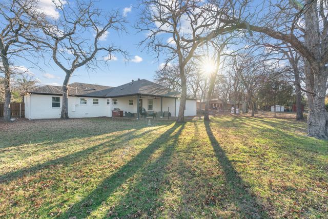 1021 Poe Street, Azle, TX 76020