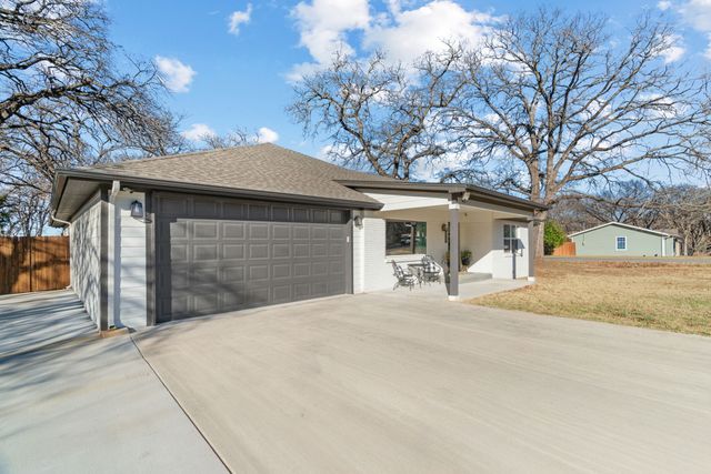 1021 Poe Street, Azle, TX 76020