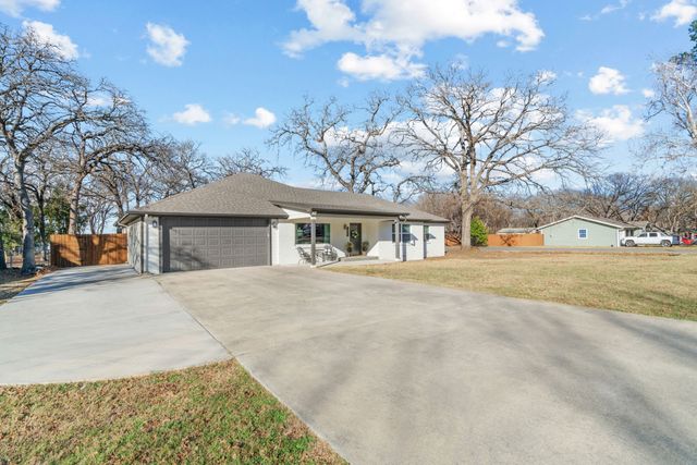 1021 Poe Street, Azle, TX 76020