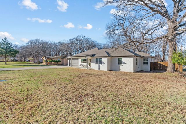 1021 Poe Street, Azle, TX 76020