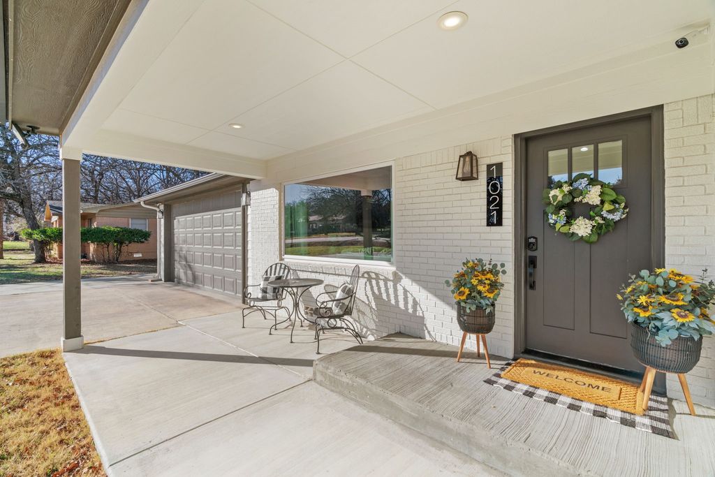 1021 Poe Street, Azle, TX 76020