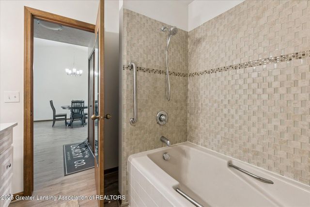 6512 W Springtree Lane 14, Lansing, MI 48917