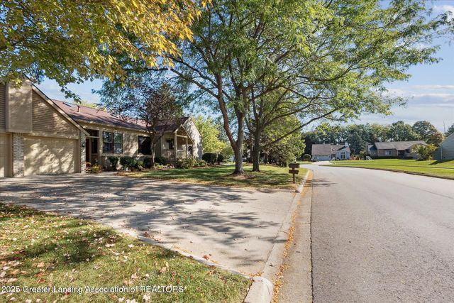 6512 W Springtree Lane 14, Lansing, MI 48917