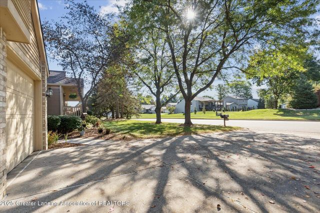 6512 W Springtree Lane 14, Lansing, MI 48917