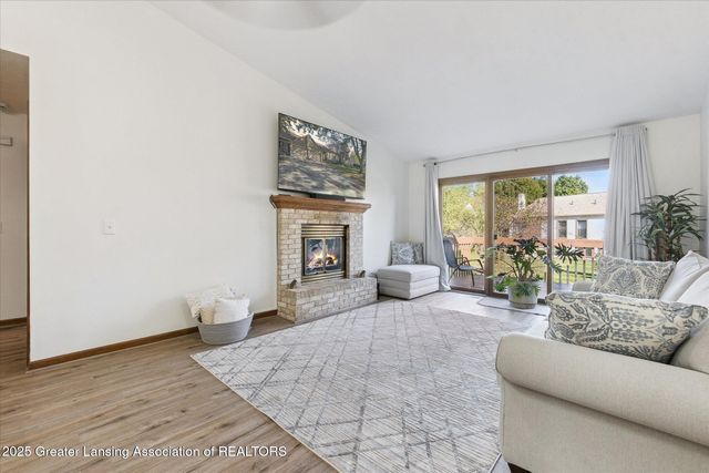 6512 W Springtree Lane 14, Lansing, MI 48917