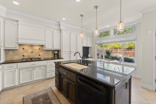 111 Burrill Dr, Folsom, CA 95630