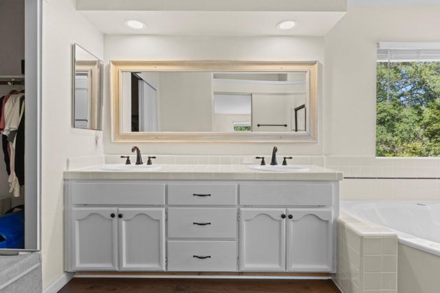 111 Burrill Dr, Folsom, CA 95630