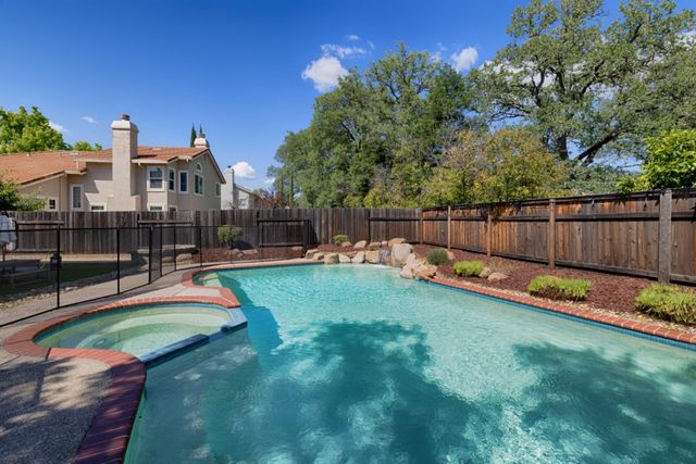 111 Burrill Dr, Folsom, CA 95630