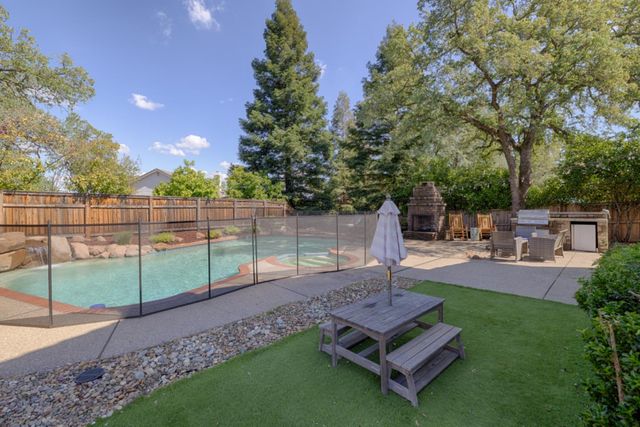 111 Burrill Dr, Folsom, CA 95630