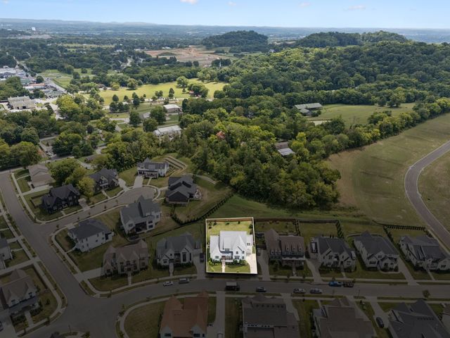2224 Brakeman Ln, Thompsons Station, TN 37179