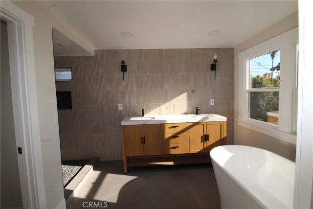 1224 3rd Avenue, Los Angeles, CA 90019