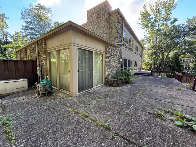 2049 Lakeside Drive, Lexington, KY 40502