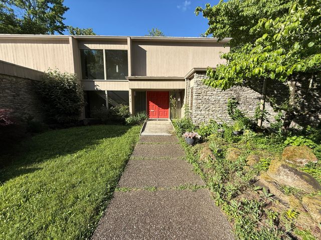 2049 Lakeside Drive, Lexington, KY 40502