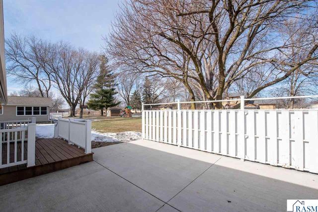 232 W Skyline Court, Mankato, MN 56001