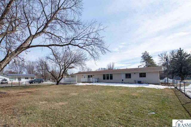 232 W Skyline Court, Mankato, MN 56001