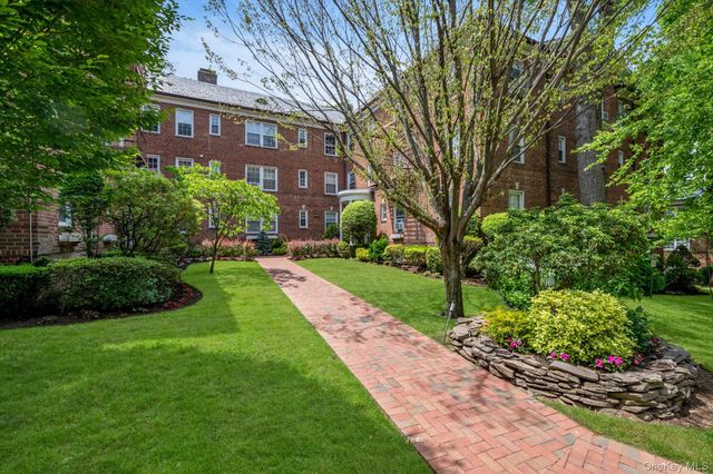 19 Schenck Avenue 1G, Great Neck, NY 11021